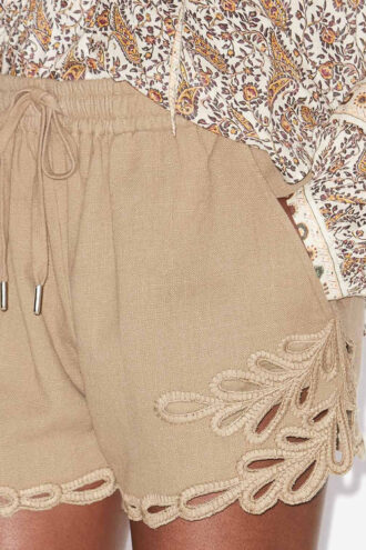 Pantaloni scurți Safa cu broderie ajurată Pantaloni scurți Safa cu broderie ajurată